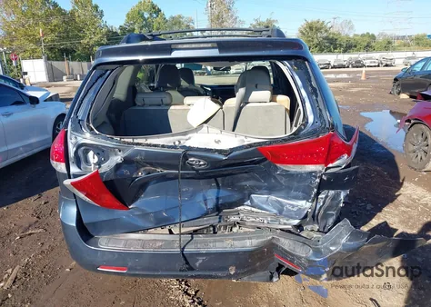 2014 Toyota Sienna Xle V6 8 Passenger z USA, uszkodzony, nr VIN 5TDYK3DC3ES438504